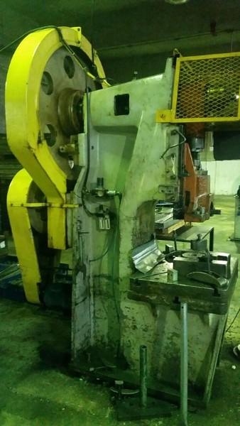  01 (uma) Prensa mecânica jundiaí EL80M6, 80 tons, nº desérie 11296, data 03/02/98. Segundo certificado pelooficial de justiça em 02 de junho de 2017, em bomestadode uso e conservação. Certificou ainda o Sr.oficial de justiça, como complemento, em 07 de dezembrode 2018 que: 